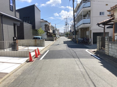 【前面道路含む現地写真】 | 明石市西明石北町１丁目新築戸建 | 広々とした前面道路♪