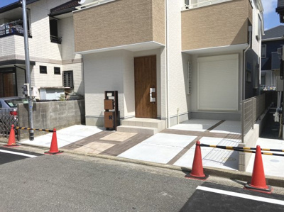 【駐車場】 | 明石市西明石北町１丁目新築戸建 | 前面道路にゆとりがあり停めやすい駐車スペース。
