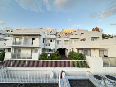 【外観】 | 【売主直売】サンハイツ新井町3号棟 | 総戸数99戸、昭和59年1月築。