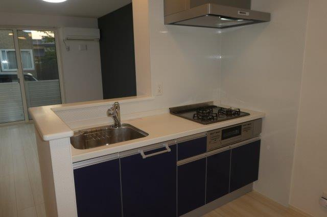 プリムヴェール大内Dのキッチン|３口ガスコンロ付きシステムキッチン