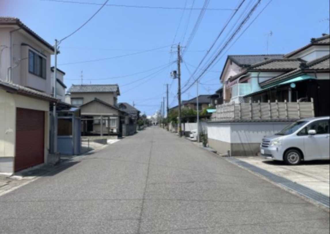 リーブルガーデン　東区有楽第１　全２棟の前面道路含む現地写真|前面道路は閑静な車通りの少ない道路。お車の出し入れが苦手なママや小さなお子様にも安心ですね。しっかり舗装もされているので、ベビーカーや自転車で通っても快適に通行できます。
