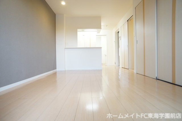 熊本市北区楠４丁目のアパートの居間・リビング