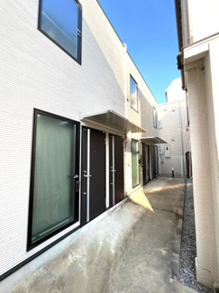 【外観】 | 建物への通路出入口はオートロック付の門扉です。