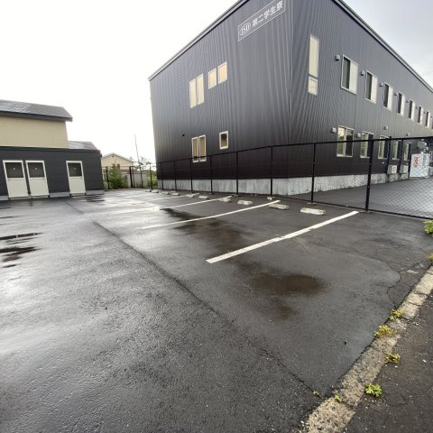 八丁平社員寮の駐車場