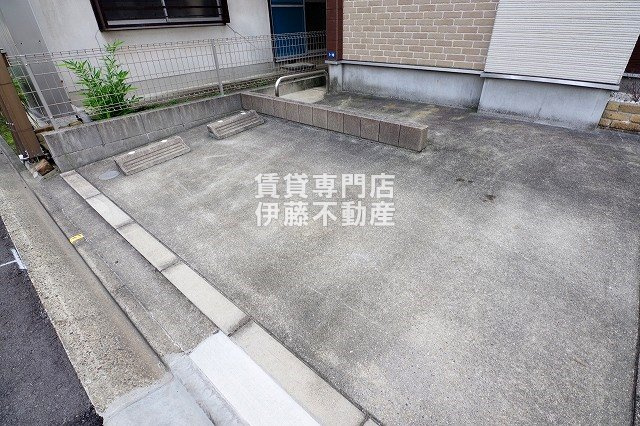 カレラの駐車場