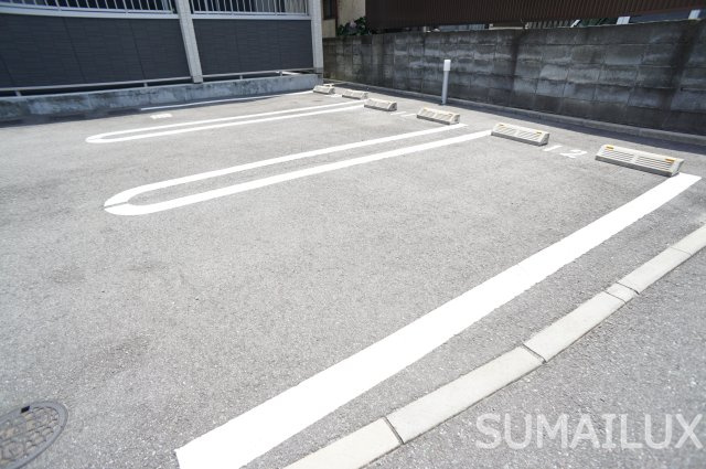 ラビアンローゼの駐車場