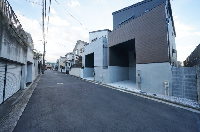 【横浜市旭区市沢町337-54全２棟新築戸建てＡ号棟】★仲介手数料無料★（市沢小学校・西谷中学校）の前面道路含む現地写真