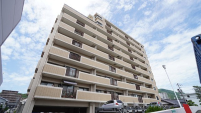 【外観】 | 【上質リフォーム】フローレンス緑井 | 【耐震性】
耐震性の高さを判断するポイントは、
建築確認申請日が1981年6月1日以降の
新耐震基準に適合しているかどうか。
震度６程度の大地震でも
建物が崩壊しないレベルが基準になりました。