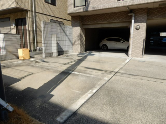 キャッスルコート国府寺町の駐車場