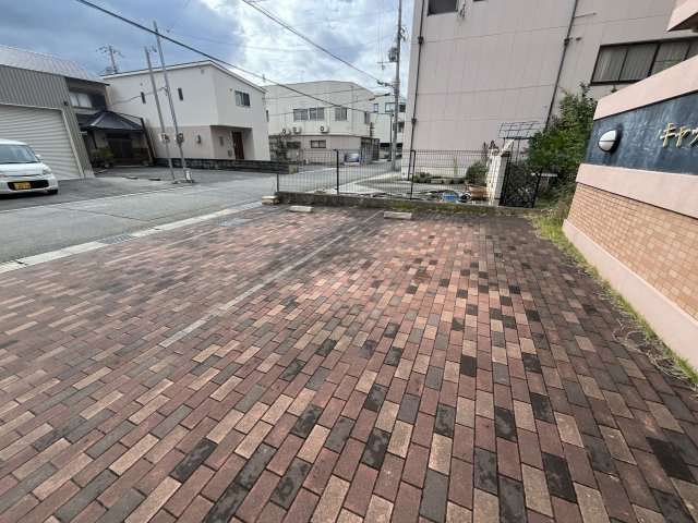キャッスルコート西新町の駐車場