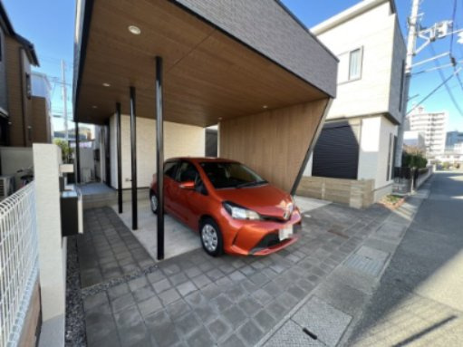 町坪戸建ての駐車場