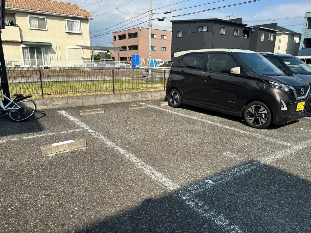 ルシエール細江の駐車場