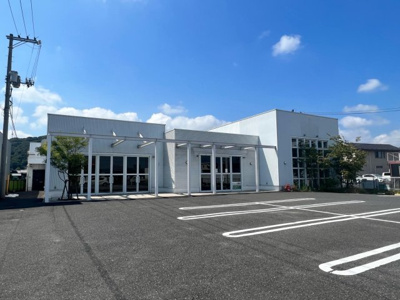 【外観】 | ☆オシャレな外観☆倉敷市堀南店舗☆ | 人気エリアの大通り沿い路面店です。おしゃれな外観(美容室、サロン、歯科、クリニック、カフェ、レストラン等　飲食店にもオススメ)駐車場広々30台。