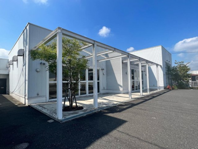 【外観】 | ☆オシャレな外観☆倉敷市堀南店舗☆ | 人気エリアの大通り沿い路面店です。おしゃれな外観(美容室、サロン、歯科、クリニック、カフェ、レストラン等　飲食店にもオススメ)駐車場広々30台。