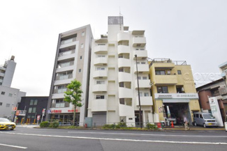 【外観】 | 手入れの行き届いた外壁やエントランスなど、「見ればわかる」レベルで清潔感を保ったマンションです。築年数を感じさせない姿で皆様をお出迎えします。～即日のご見学可能～　お問合せはお気軽にどうぞ。