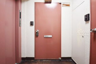【その他共用部分】 | 皆様をお迎えする、お部屋の玄関ドア。開けやすさや開放角度、ドアノブの操作しやすさや鍵の形状などを、現地で一度ご確認ください。～即日のご見学可能～　お問合せはお気軽にどうぞ。