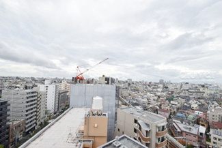 【展望】 | バルコニーからの眺望。大森東・昭和島方面を望みます。建物に阻まれておらず、眺望・陽当たり・通風良好です。