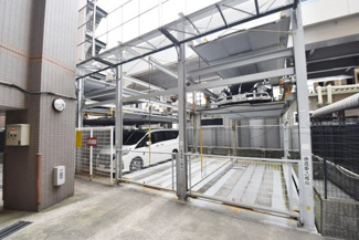 【駐車場】 | セキュリティのしっかりした駐車場スペース。空きの有無や駐車料金、サイズ規定などについては、改めてお問い合わせください。