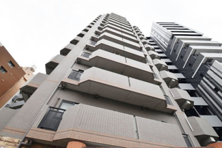 【外観】 | 私たち不動産業スタッフは、よく「いい面構えの建物です」「雰囲気ありますねえ」という言葉を使いますが、当マンションもまさにそのような姿で佇んでいます。