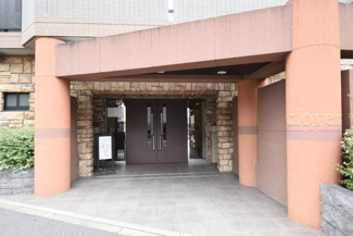 【エントランス】 | オートロックを備えた、マンションのエントランス。やはりセキュリティの観点は欠かすことができません。皆様を“安全”に送り出し、出迎えてくれます。
