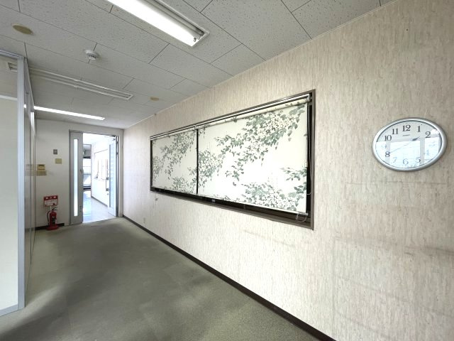 スズヤビルの内装|事務所入口付近