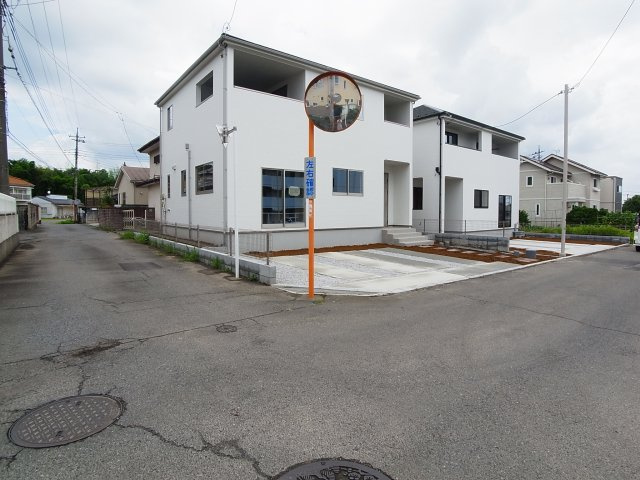 新築　高崎市棟高町3期　1号棟の前面道路含む現地写真|現地写真　南側接道幅員約4ｍ　西側接道幅員約4ｍ