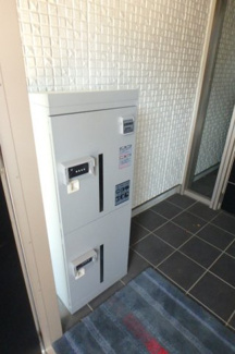 【その他共用部分】 | 共用エントランスには宅配BOXがあるので荷物の受け取りもスムーズに♪再配達を依頼する手間が省けます☆