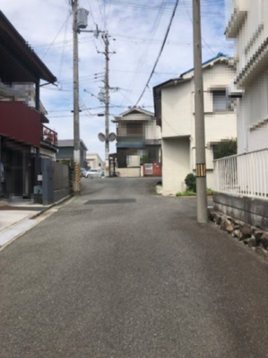 【前面道路含む現地写真】 | 富田林市青葉丘　古家付土地 | 南側・幅員約4.7ｍの前面道路！南海高野線「大阪狭山市」駅まで徒歩8分の立地です。