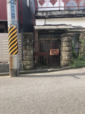 【前面道路含む現地写真】 | 富田林市青葉丘　古家付土地 | スーパーやドラッグストアなどが近く、お買物に便利！豊かな自然に触れながら、のびのびと過ごせます。