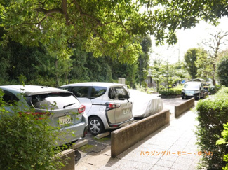 【その他共用部分】 | 駐車も楽な広い駐車場が敷地内にあります。