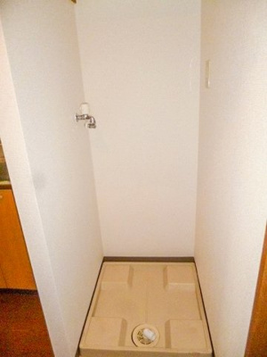 【設備】 | サンライズコスモスⅢ | 室内洗濯機置き場。同設備の別室写真を使用しております。