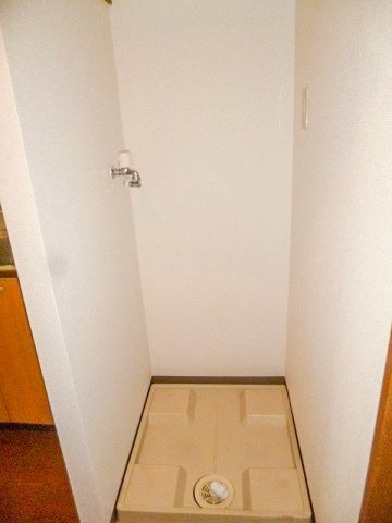 【設備】 | サンライズコスモスⅢ | 室内洗濯機置き場。同設備の別室写真を使用しております。