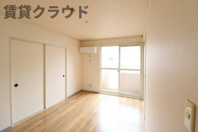メゾンブランシュ弐番館の寝室|落ち着いた色調の寝室です