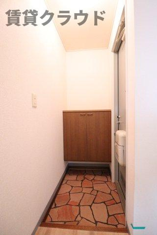 メゾンブランシュ弐番館の玄関|収納もある玄関です