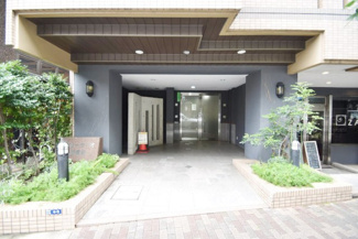 【エントランス】 | マンションの正面エントランス。出入りする人間を癒してくれるマンション入り口であり、その建物の「顔」でもあります。