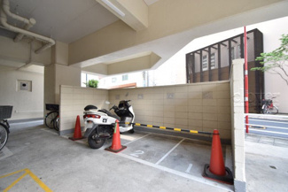 【駐車場】 | バイク置き場。空きの有無や駐車料金、サイズおよび排気量規定などについては、改めてお問い合わせください。