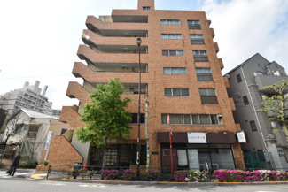 【外観】 | 即日のご見学も可能です！お気軽にお問い合わせください！
手入れの行き届いた外壁やエントランスなど、「見ればわかる」レベルで清潔感を保ったマンションです。築年数を感じさせない姿で皆様をお出迎えします。