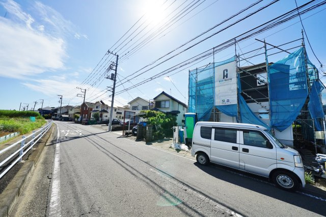 【横浜市瀬谷区上瀬谷町37-7新築戸建て】★仲介手数料無料★（上瀬谷小学校・瀬谷中学校）の前面道路含む現地写真