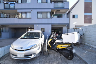 【駐車場】 | マンションの駐車場スペース。空きの有無や駐車料金、サイズ規定などについては、改めてお問い合わせください。