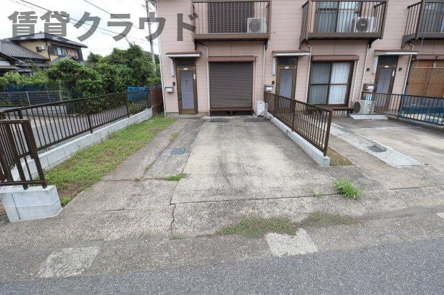 フラワーコーポの駐車場|駐車場があるので、車を買う予定の方も安心です