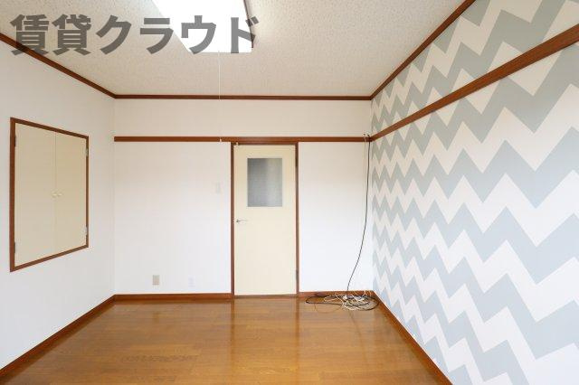 フラワーコーポの洋室