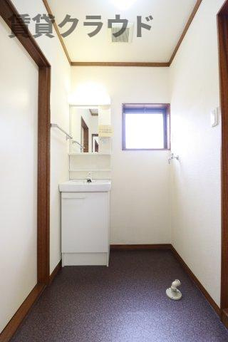 フラワーコーポの居間・リビング|朝の準備に活躍する、洗面化粧台！