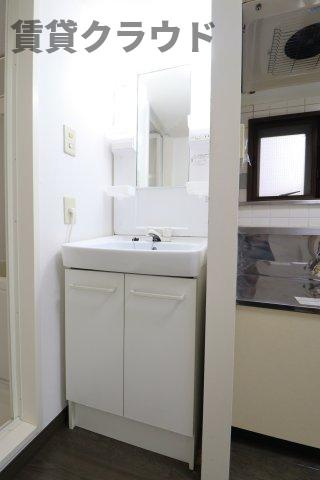 エヴァーグリーン本千葉の独立洗面台|独立洗面台、小物を置くことができて便利です