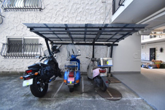 【駐車場】 | 屋根付きのバイク置き場。空きの有無や駐車料金、サイズおよび排気量規定などについては、改めてお問い合わせください。