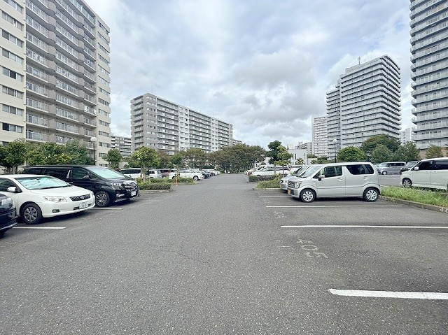 パークフィールドみさとテラ・ウエスト　4街区2号館の駐車場|駐車場は広くゆとりがあるので駐車もラクラク