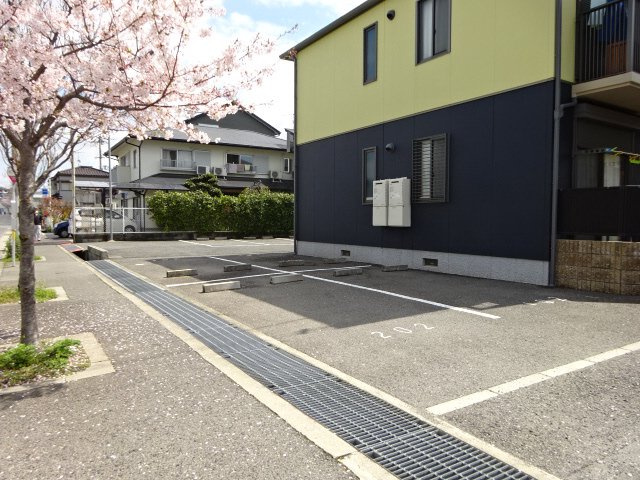 シャーメゾン魚住Bの駐車場