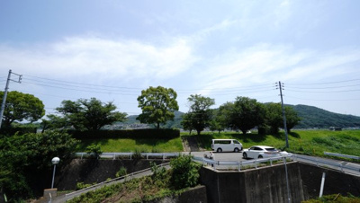 【展望】 | 【上質リフォーム】ペルル東野 | 【四季を感じる】
四季の移ろい・爽やかな青空や風を感じられ
自然を愉しめるパノラマビュー。
毎日の暮らしに余裕を感じさせてくれる、
遮る物の無い開放的な眺望を是非、ご堪能ください。