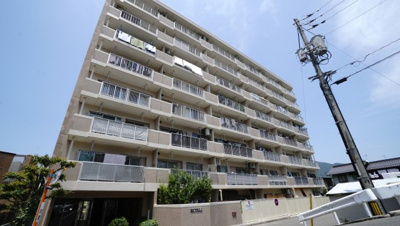 【外観】 | 【上質リフォーム】ペルル東野 | 【耐震性】
耐震性の高さを判断するポイントは、
建築確認申請日が1981年6月1日以降の
新耐震基準に適合しているかどうか。
震度６程度の大地震でも
建物が崩壊しないレベルが基準になりました。