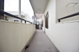 【その他共用部分】 | 当該フロアの共用廊下です。ここもきれいに清掃されています。周囲のお部屋の様子も、ぜひ伺ってみてください。共用廊下からわかる要素は、少なくありません。