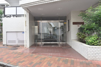 【エントランス】 | お客様を、そして住人を出迎えてくれるマンションのエントランス。ゴミが落ちていないことからも、管理状態の良さや住民の節度の高さが見て取れます。